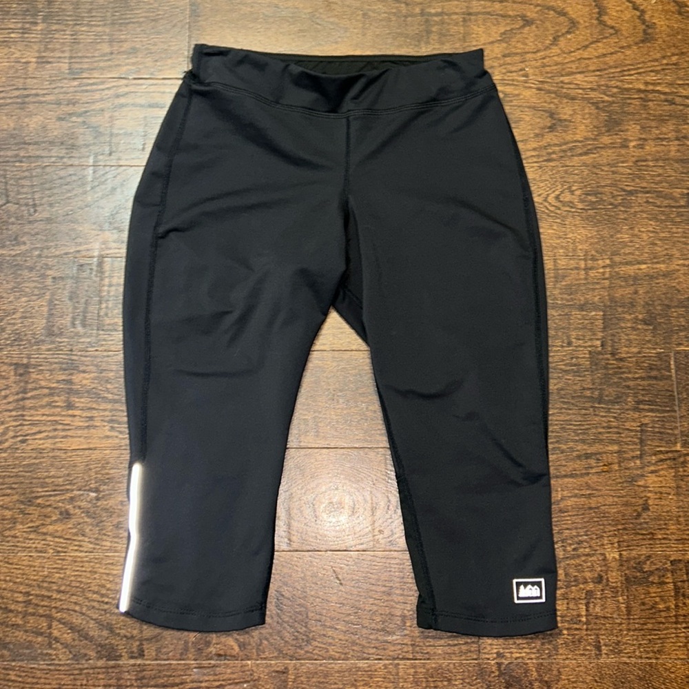 Women’s REI black high rise knee  shorts leggings hiking biking. Size Medium